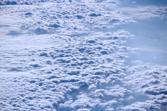 飞行以上云美妙的全景从窗口飞机与白色云飞行在白色云白色云下面美丽的全景与天堂飞行在云美妙的全景从窗口飞机与白色云