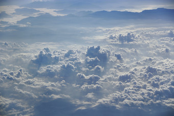 飞行以上云美妙的全景从窗口飞机与白色云飞行在白色云白色云下面美丽的全景与天堂飞行在云美妙的全景从窗口飞机与白色云