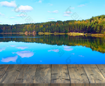 古董木董事会与森林湖生态概念美丽的自然森林木表格和湖景观休息森林湖野生自然古董木董事会与森林湖生态概念