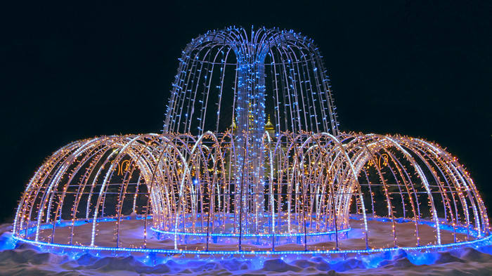 美丽的喷泉彩色的假期花环闪闪发光的和闪烁的城市公园冬天圣诞节和新一年rsquo冬天假期灯城市全景与fontains使从花环美丽的喷泉彩色的假期花环闪闪发光的城市公园冬天