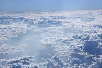 飞行以上云全景从窗口飞机与<strong>白色</strong>云飞行在<strong>白色</strong>云<strong>白色</strong>云下面美丽的全景与天堂全景从窗口飞机与<strong>白色</strong>云