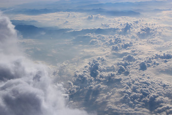 飞行以上云全景从窗口飞机与白色云飞行在白色云白色云下面美丽的全景与天堂全景从窗口飞机与白色云