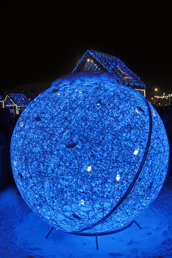 大蓝色的球从花环和闪亮的灯新一年featival节日情绪城市在新一年聚会，派对圣诞节和新一年rsquo冬天假期灯大蓝色的球从花环和闪亮的灯新一年featival