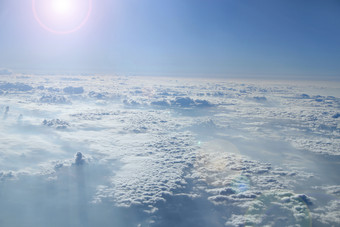 视图从窗口飞机太阳闪亮的在云云照亮射线太阳美丽的白色云与阳光明媚的射线景观与太阳和天空天堂全景美丽的白色云与阳光明媚的射线景观与太阳和天空