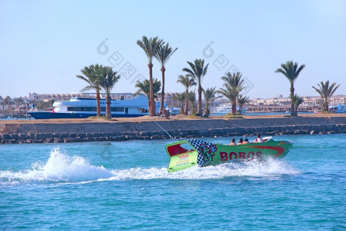 快船滚动游客红色的海埃及娱乐在假期海极端的假期海边度假胜地人骑摩托艇娱乐游客假期娱乐在假期海极端的假期海边度假胜地