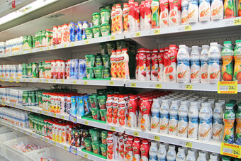 牛奶酸奶和其他人乳制品生产货架上商店商店乳制品产品宽选择乳白色的货物乳白色的商店乳制品部门超市乳制品产品宽选择乳白色的货物乳制品部门超市