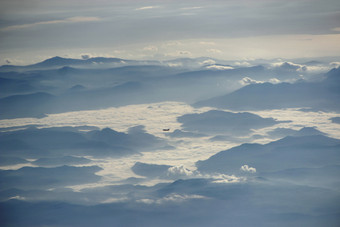 全景与飞行飞机高天空以上山脊和云美丽的视图从窗口飞机晚上视图从飞机窗口视图从飞机窗口另一个飞机飞行在云和山