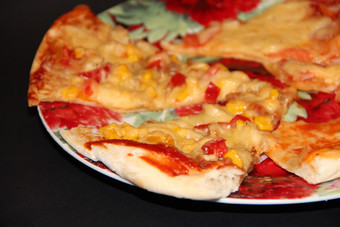 片新鲜的开胃的披萨与美味的成分色彩斑斓的板黑色的背景美味的披萨板黑色的背景煮熟的快食物意大利菜片新鲜的开胃的披萨与美味的成分色彩斑斓的板
