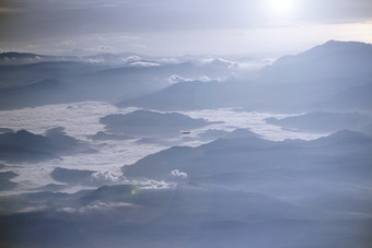 全景与飞行飞机高天空以上山脊和云美丽的视图从窗口飞机晚上视图从飞机窗口视图从飞机窗口另一个飞机飞行在云和山
