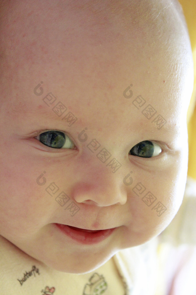 肖像微笑婴儿与蓝色的眼睛新生儿孩子看妈妈。脸新生儿婴儿关闭肖像微笑婴儿与蓝色的眼睛新生儿孩子看妈妈。
