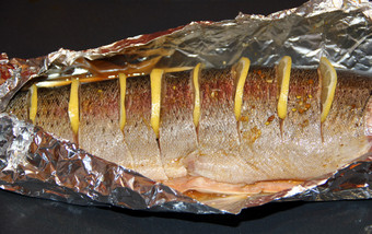 彩虹鳟鱼鱼准备好了为烹饪与柠檬新鲜的鳟鱼与减少块柠檬箔准备好了为烹饪美味的鱼菜彩虹鳟鱼鱼准备好了为烹饪与柠檬美味的鱼菜