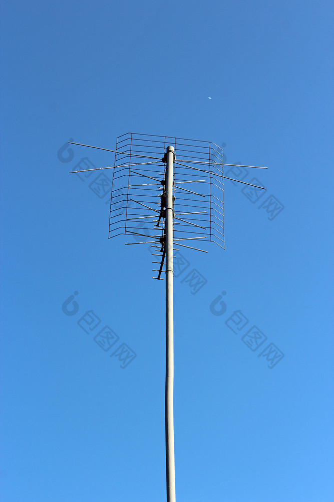 天线蓝色的天空背景设备接收电视信号长天线屋顶房子模拟信号接待技术长天线屋顶房子模拟信号接待技术