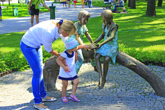 妈妈。与女儿附近金属雕塑孩子们和乌龟城市公园家庭假期城市公园雕塑男孩和女孩玩与乌龟城市公园哈尔科夫妈妈。与女儿附近金属雕塑孩子们和乌龟城市公园