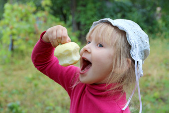 小婴儿吃苹果持有手婴儿持有咬苹果手婴儿尝试咬成熟的苹果小婴儿吃苹果持有手