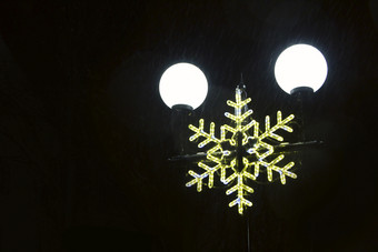 圣诞节数据以上明亮的天花板波兰晚上圣诞节和新一年rsquo冬天假期灯加兰形状雪<strong>花城</strong>市公园节日灯加兰形状雪<strong>花城</strong>市公园节日灯