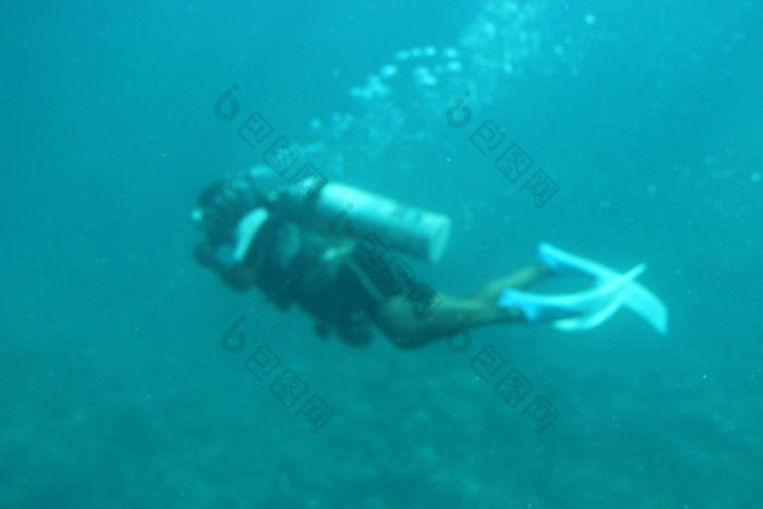 潜水员面具鳍状肢和与氧气气球潜水海水潜水员游泳下水空气泡沫出现从潜水员氧气面具游泳水下潜水员面具鳍状肢和与氧气气球潜水海水