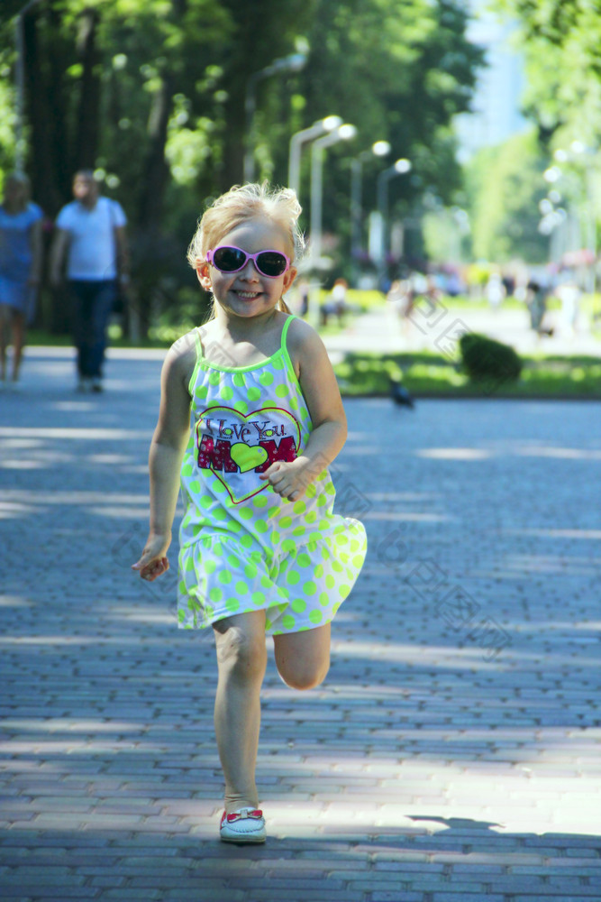 快乐孩子运行城市公园积极的幼稚的emitions孩子运行沿着路径微笑和欢乐快乐童年小女孩享受运行快乐孩子运行城市公园小女孩享受运行