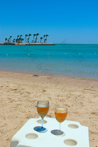 两个眼镜冷啤酒海冷冻啤酒酒杯吧表格度假胜地海洋海岸享受热带休息两个眼镜啤酒海滩冷冻含酒精的喝休息温暖的海两个眼镜冷啤酒海冷冻啤酒眼镜表格海岸