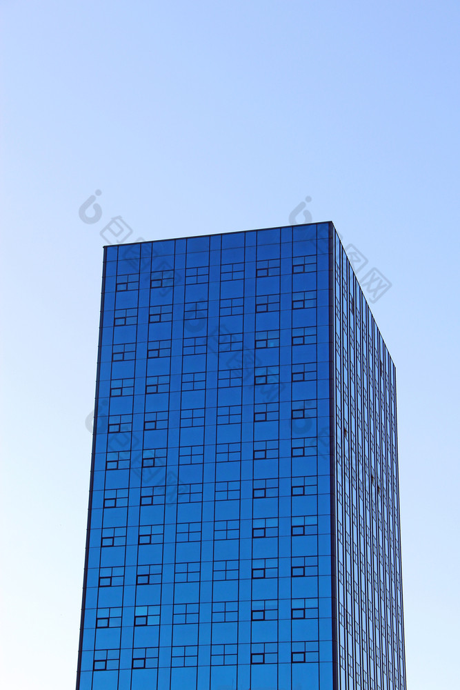 摩天大楼罗兹高摩天大楼与蓝色的窗户罗兹现代建筑与平等的窗户站波兰的城市罗兹现代摩天大楼与平等的窗户站波兰的城市罗兹