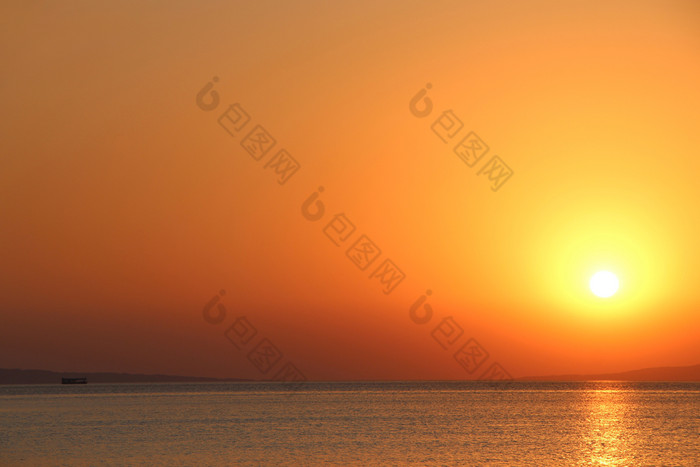 黎明以上海美丽的夏天黎明以上海洋美丽的燃烧的日落景观以上红色的海和橙色天空早期早....令人惊异的夏天黎明阳光明媚的跟踪黎明以上海美丽的夏天黎明以上海洋