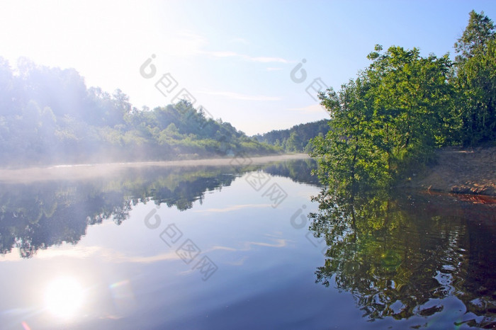 早....日出在的河美妙的夏天景观的河覆盖与雾黎明森林反映了的河夏天早....日出在的河美妙的夏天景观
