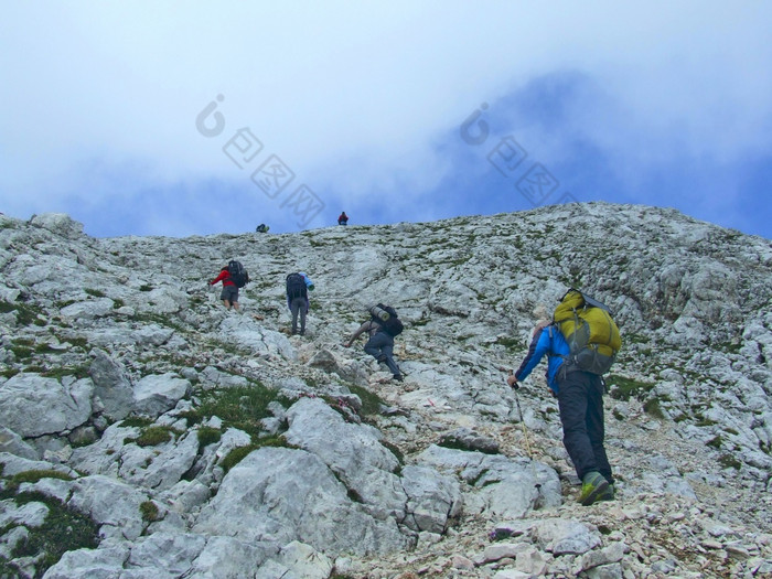集团游客攀爬山俯瞰云游客是的上升后检疫人山后检疫新冠病毒人就像冒险集团游客攀爬山俯瞰云人就像冒险