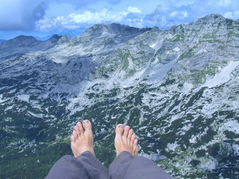 脚男人。山景观背景休息挂载后疫苗接种的家伙休息山人类脚与视图山旅行者有休息山旅游斯洛维尼亚语阿尔卑斯山脉脚男人。山景观背景休息挂载后疫苗接种