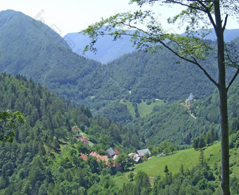 山村景观与山和村谷之间的山山和村视图山全景与农村房子山范围和地平线山村景观与山和村庄谷之间的山