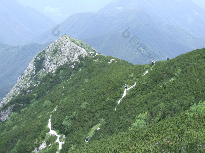 集团游客攀爬山俯瞰云游客是的上升后检疫人山后检疫新冠病毒人就像冒险集团游客攀爬山俯瞰云人就像冒险