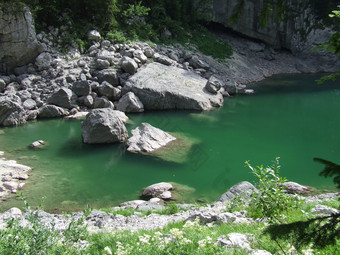 美丽的景观与多山的<strong>快速</strong>河浅山河与石头急流和平视图的山河与绿色水水景观大石头河美丽的景观与多山的<strong>快速</strong>河大石头河