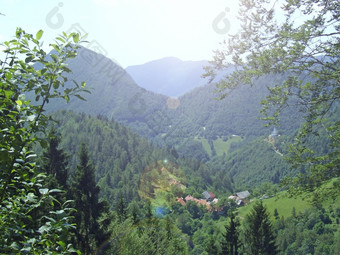 山村景观与山和村谷之间的山山和村视图山全景与农村房子山范围和地平线山村景观与山和村庄谷之间的山