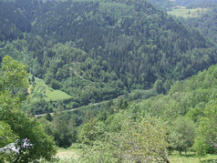 乘客火车骑在山山景观铁路运输山景观与山覆盖与绿色森林谷之间的山山全景乘客火车骑在山山景观