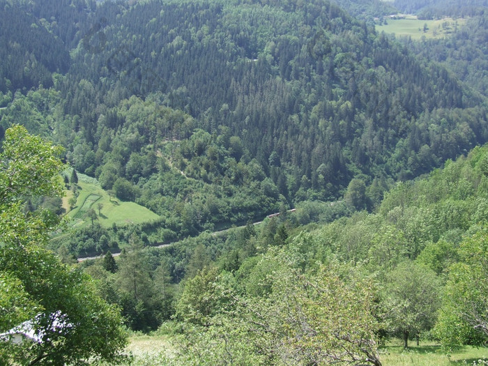 乘客火车骑在山山景观铁路运输山景观与山覆盖与绿色森林谷之间的山山全景乘客火车骑在山山景观