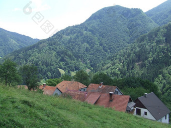 山村<strong>景观</strong>与山和村谷之间的山山和村视图山全景与农村房子山范围和地平线上衣房子山村<strong>景观</strong>与山和村庄谷之间的山