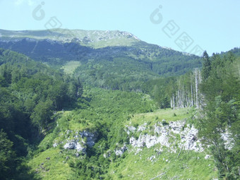 视图山全景与农村房子山景观全景与自然景观山全景与农村房子视图从窗口山全景与农村房子窗口房间