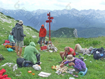 集团游客停止为等等山人看自然景观旅行者有休息山游客欣赏山景观斯洛维尼亚语阿尔卑斯山脉集团游客停止为等等山人看自然景观