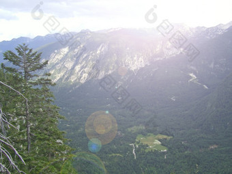 山景观铁路运输山景观与山覆盖与绿色森林谷之间的山山全景太阳燃烧的山乘客火车骑在山山景观