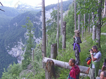 集团游客停止为等等山人看自然景观旅行者有休息山游客欣赏山景观斯洛维尼亚语阿尔卑斯山脉集团游客停止为等等山人看自然景观