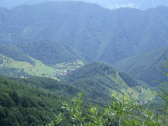 山景观铁路运输山景观与山覆盖与绿色森林谷之间的山山全景景观与山覆盖与绿色森林山全景