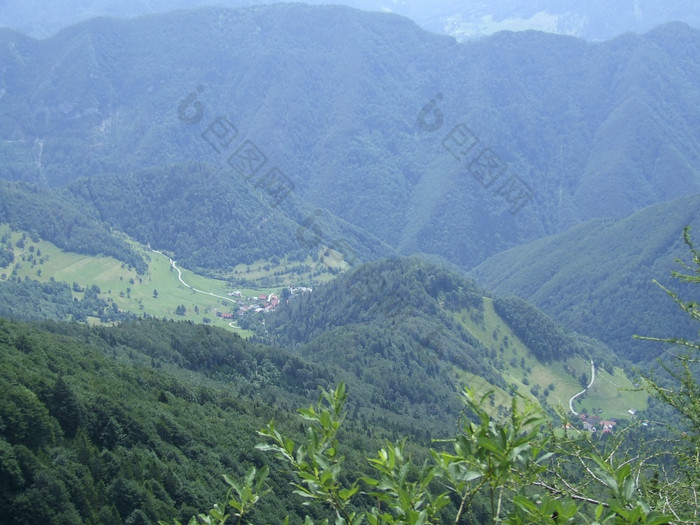 山景观铁路运输山景观与山覆盖与绿色森林谷之间的山山全景景观与山覆盖与绿色森林山全景