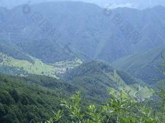 山景观铁路运输山景观与山覆盖与绿色森林谷之间的山山全景景观与山覆盖与绿色森林山全景