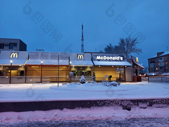 招牌为麦当劳rsquo家庭餐厅外麦当劳rsquo建筑在雪冬天标志麦当劳rsquo切麦当劳rsquo建筑在雪冬天家庭餐厅外
