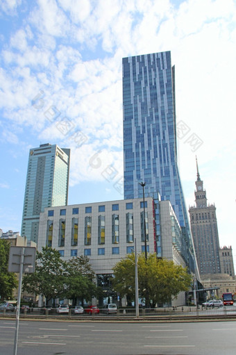 现代体系结构华沙波兰忙交通资本波兰华沙城市美丽的体系结构和街波兰的资本华沙摩天大楼城市美丽的体系结构和街波兰的资本华沙摩天大楼城市