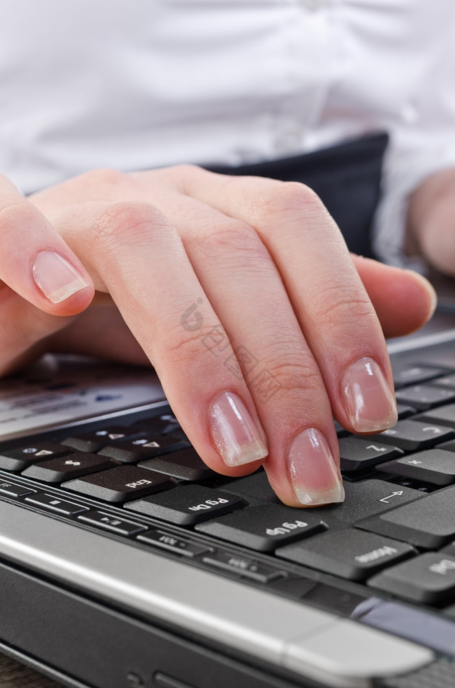 女人紧迫的输入关键的移动电脑键盘有选择性
