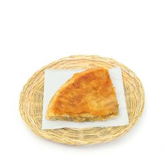 布瑞克馅饼与苹果纸serviette柳条面包篮子在白色背景