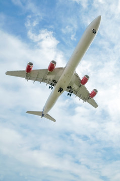 乘客飞机起飞着陆对多云的蓝色的天空