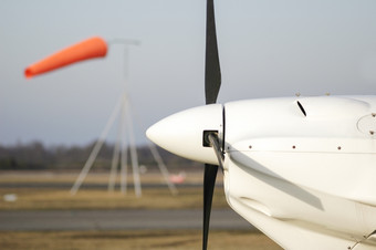 螺旋桨飞机与风向标的背景