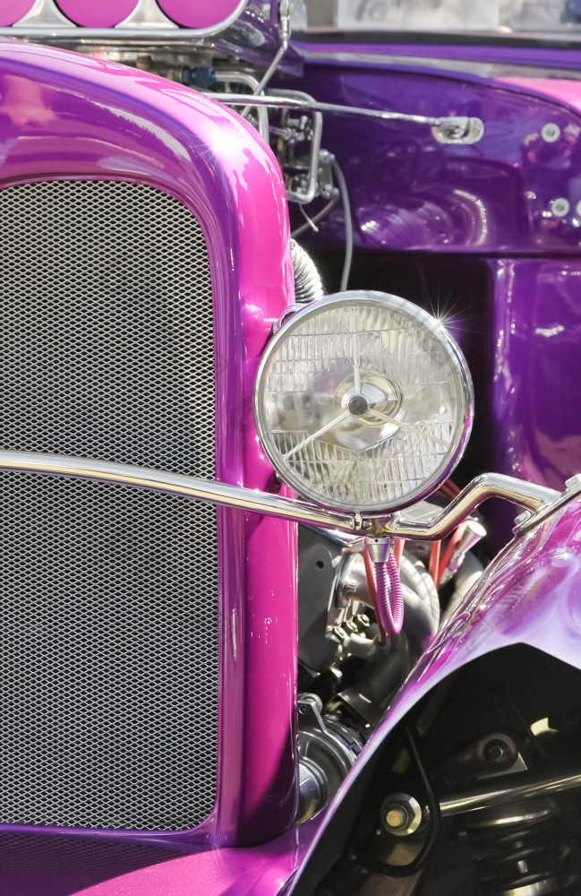 紫色的改装的汽车与暴露引擎