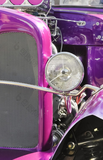 紫色的<strong>改装</strong>的汽车与暴露引擎