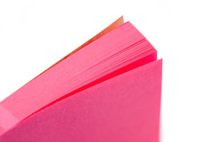 粉红色的纸备忘录垫特写镜头与狭窄的景深